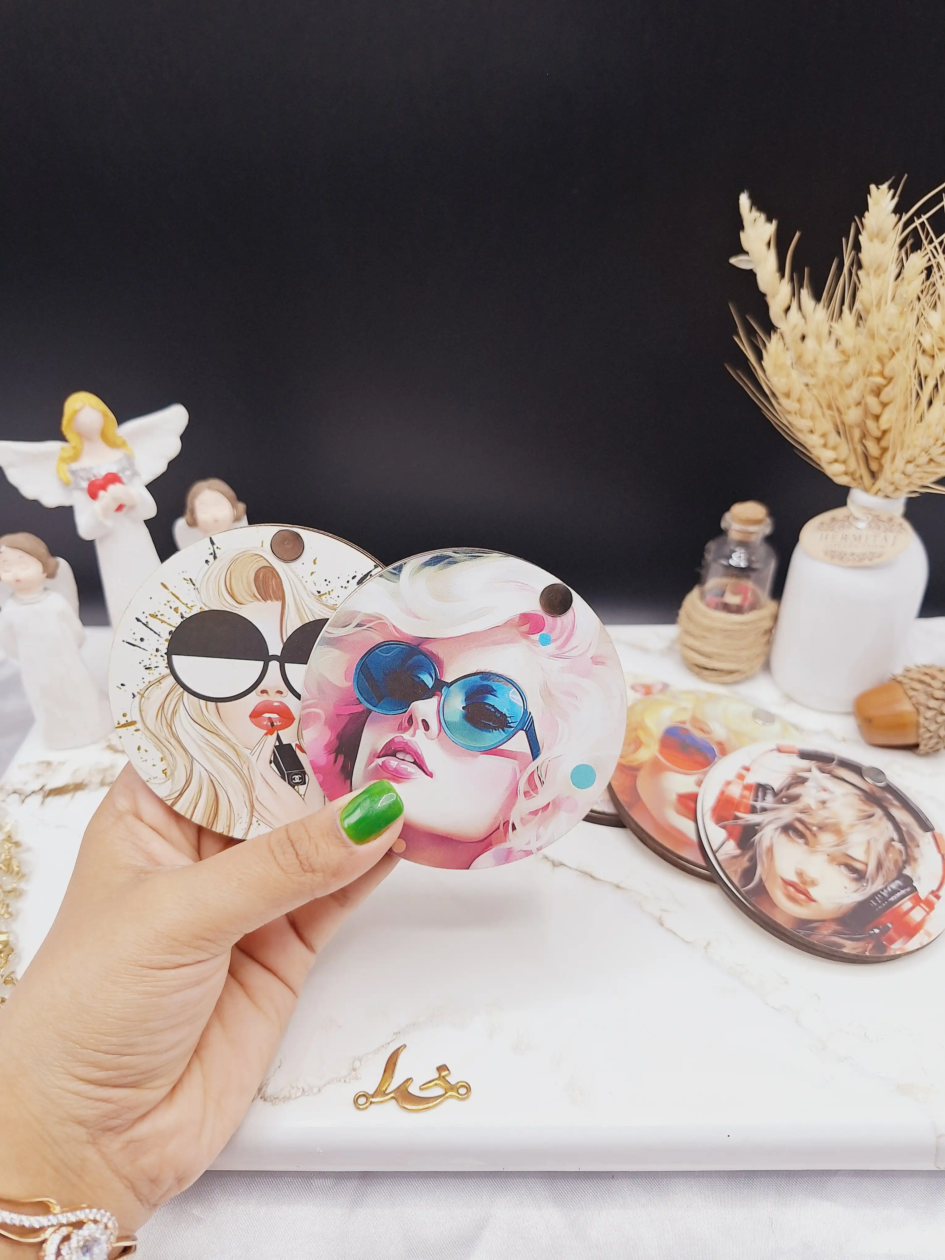 آینه چوبی دایره ای مدل دخترانه طرح سوم