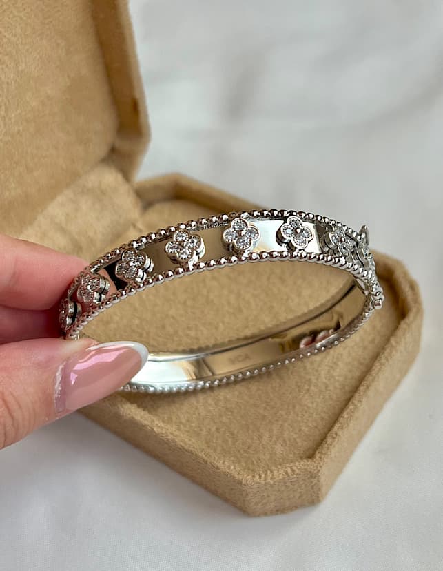 دستبند بنگل گل نگین دار ونکلیف نقره ای استیل